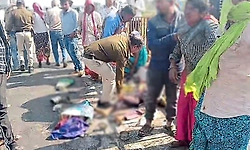 ರಸ್ತೆ ಬದಿ ಕುಳಿತು ಊಟ ಮಾಡುತ್ತಿದ್ದವರ ಮೇಲೆ ಹರಿದ ಕಾರು: 2 ಬಲಿ