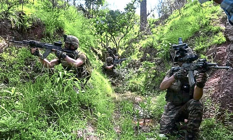 ಭದ್ರತಾ ಪಡೆ-ಉಗ್ರರ ನಡುವೆ ಗುಂಡಿನ ಚಕಮಕಿ: ಎಂಟು ಯೋಧರಿಗೆ ಗಾಯ