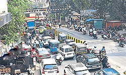 Traffic congestion worsens near Pandeshwar railway level crossing