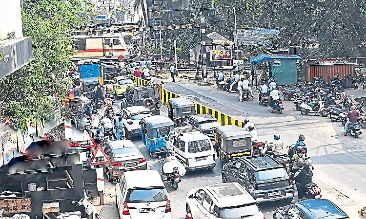 Traffic congestion worsens near Pandeshwar railway level crossing