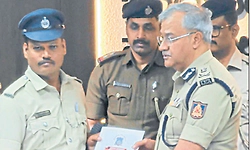 1 ಕಿ.ಮೀ. ಬೆನ್ನಟ್ಟಿ ಸರಗಳ್ಳನ ಹಿಡಿದ ಪೊಲೀಸ್‌ ಕಾನ್‌ಸ್ಟೇಬಲ್‌ಗೆ ಸನ್ಮಾನ