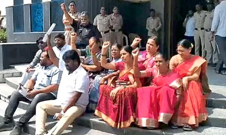 Kalaburagi: ತಡವಾದ ಪಾಲಿಕೆ ಸಾಮಾನ್ಯ ಸಭೆ: ವಿರೋಧ ಪಕ್ಷದ ಸದಸ್ಯರಿಂದ ಧರಣಿ