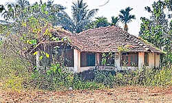 Kadaba: ಪಾಳುಬಿದ್ದ ಪ್ರವಾಸಿ ಬಂಗಲೆಗೆ ಸಿಕ್ಕಿಲ್ಲ ಮುಕ್ತಿ