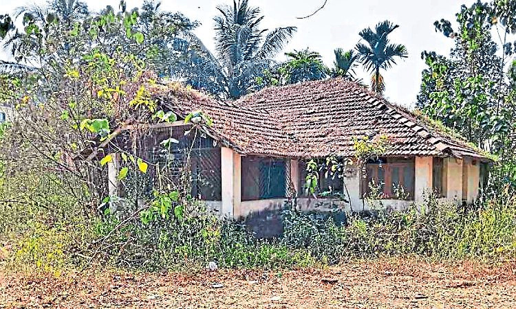 Kadaba: ಪಾಳುಬಿದ್ದ ಪ್ರವಾಸಿ ಬಂಗಲೆಗೆ ಸಿಕ್ಕಿಲ್ಲ ಮುಕ್ತಿ