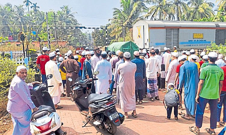 Byndoor : ಹಡವಿನ ಕೋಣೆ ರೈಲ್ವೇ ಗೇಟ್‌: ಮೇಲ್ಸೇತುವೆ ಬೇಡಿಕೆ