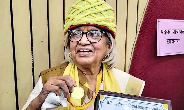 ವಯಸ್ಸು ಕೇವಲ ಸಂಖ್ಯೆಯಷ್ಟೇ: 78ರ ಹರೆಯದ ವೃದ್ಧೆಗೆ ಎಂ.ಎ ಮರಾಠಿಯಲ್ಲಿ ಚಿನ್ನದ ಪದಕ!