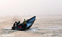 ಮೀನುಗಾರಿಕೆ ವೇಳೆ ದೋಣಿಯ ಇಂಜಿನ್‌ ಹಾನಿ : ಸಮುದ್ರ ಮಧ್ಯೆ ಸಿಲುಕಿಕೊಂಡ ಕಾರ್ಮಿಕರ ರಕ್ಷಣೆ