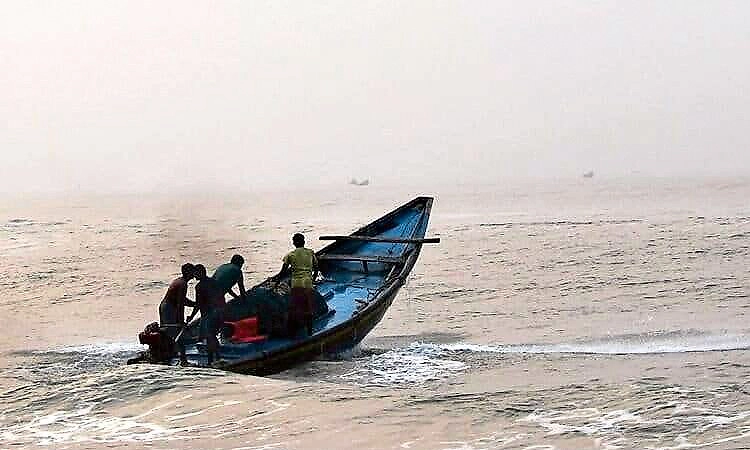 ಮೀನುಗಾರಿಕೆ ವೇಳೆ ದೋಣಿಯ ಇಂಜಿನ್‌ ಹಾನಿ : ಸಮುದ್ರ ಮಧ್ಯೆ ಸಿಲುಕಿಕೊಂಡ ಕಾರ್ಮಿಕರ ರಕ್ಷಣೆ