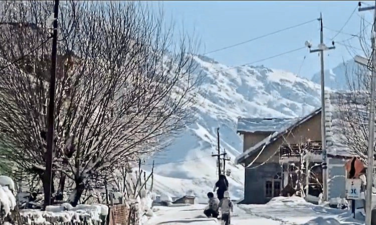 Srinagar: ಕಾಶ್ಮೀರದ ಗುಡ್ಡಗಾಡು ಪ್ರದೇಶಗಳಲ್ಲಿ ಹಿಮಪಾತ; ಕಣಿವೆಯಾದ್ಯಂತ ಮಳೆ, ಚಳಿ ಹೆಚ್ಚಳ