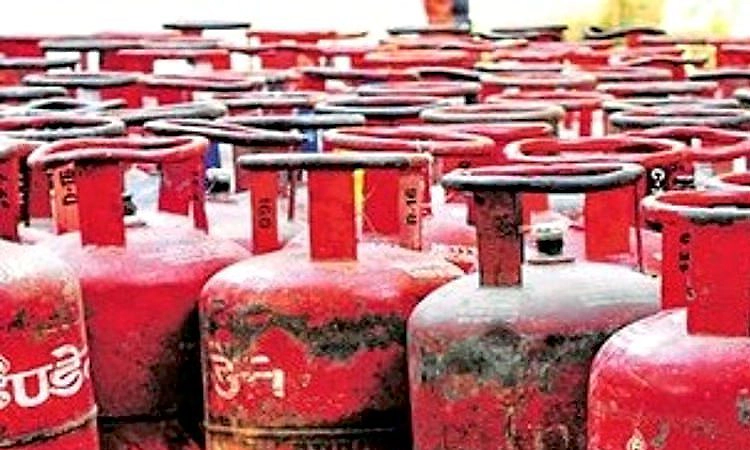 ಅಕ್ರಮವಾಗಿ ಗ್ಯಾಸ್ ಸಂಗ್ರಹ: ಪೊಲೀಸ್ ದಾಳಿ