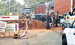 Karkala: ನಿಷೇಧಿಸಿದರೂ ನುಗ್ಗುವ ಘನ ವಾಹನ: ಕಾರ್ಕಳದಲ್ಲಿ ಟ್ರಾಫಿಕ್‌ ಜಾಮ್‌ ಕಿರಿಕಿರಿ