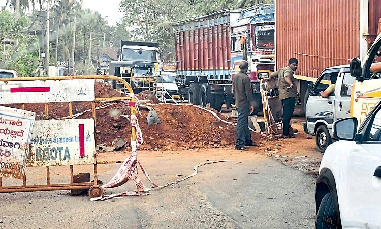 Karkala: ನಿಷೇಧಿಸಿದರೂ ನುಗ್ಗುವ ಘನ ವಾಹನ: ಕಾರ್ಕಳದಲ್ಲಿ ಟ್ರಾಫಿಕ್‌ ಜಾಮ್‌ ಕಿರಿಕಿರಿ