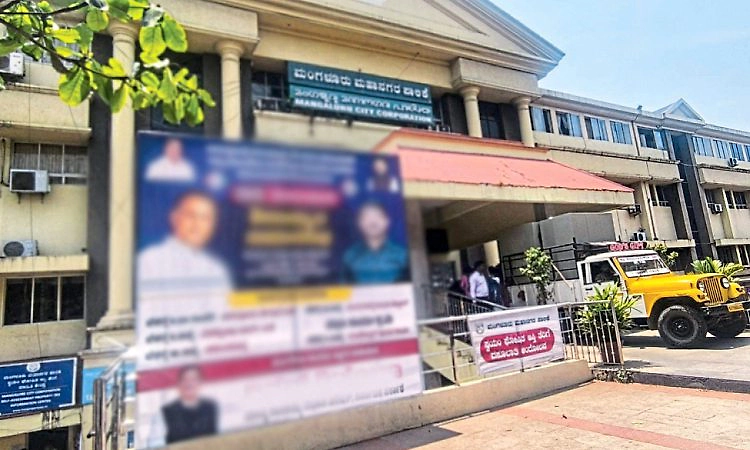 Mangaluru: ಪಾಲಿಕೆ ಆವರಣದಲ್ಲೇ ಪ್ಲಾಸ್ಟಿಕ್‌ ಫ್ಲೆಕ್ಸ್‌!