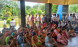 ಬಾಕಿ ವೇತನ, ಭತ್ಯೆ ಬಿಡುಗಡೆಗೆ ಆಗ್ರಹಿಸಿ ಗುಲ್ಬರ್ಗ ವಿಶ್ವವಿದ್ಯಾಲಯದ ಗುತ್ತಿಗೆ ನೌಕರರ ಧರಣಿ