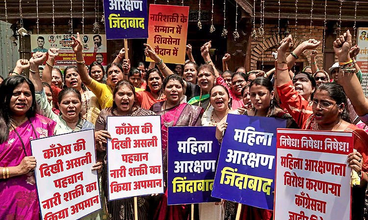 ರಾಹುಲ್ ನಿವಾಸದ ಬಳಿ ಬಿಜೆಪಿಯ ಮಹಿಳಾ ನಾಯಕಿಯರ ಪ್ರತಿಭಟನೆ