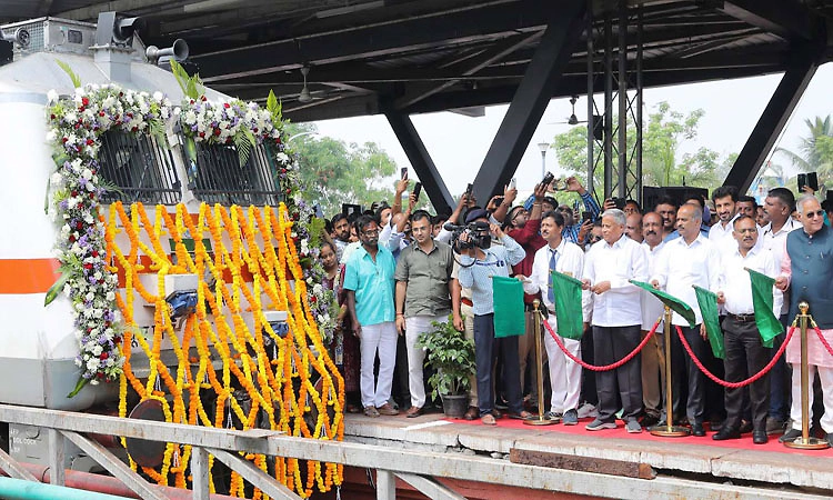 ಬೆಂಗಳೂರು-ಮಂಗಳೂರು ವಂದೇ ಭಾರತ್ ರೈಲು ಪರೀಕ್ಷಾ ಸಂಚಾರ: ರೈಲ್ವೆ ಸಚಿವ ಅಶ್ವಿನಿ ವೈಷ್ಣವ್