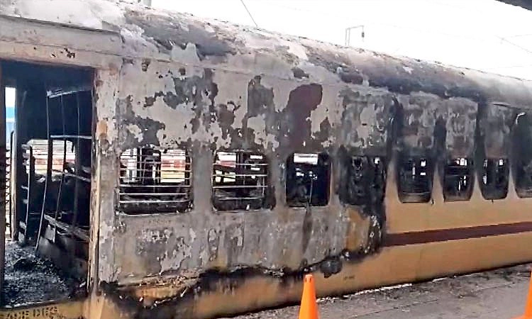 Bihar: ಸಾಸಾರಾಮ್‌ ನಿಲ್ದಾಣದಲ್ಲಿ ನಿಂತಿದ್ದ ರೈಲಿಗೆ ಬೆಂಕಿ; ಪ್ರಯಾಣಿಕರು ಪಾರು!