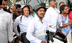 ಮಿತನಡೆ: ಮೆಟ್ರೋ, ಎಲೆಕ್ಟ್ರಿಕ್‌ ಸ್ಕೂಟರಲ್ಲಿ ಸಚಿವ ಸೋಮಣ್ಣ ಪ್ರಯಾಣ