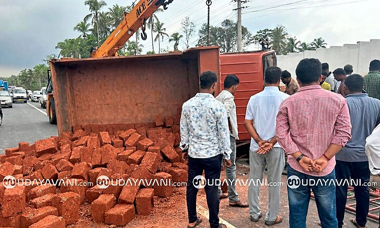 Moodubidire: ಬನ್ನಡ್ಕದಲ್ಲಿ ಮುಂದುವರಿದ ಅಪಘಾತ ಸರಣಿ; ಪಲ್ಟಿಯಾದ ಕಲ್ಲು ತುಂಬಿದ್ದ ಲಾರಿ
