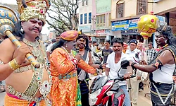Gadag: ಹೆಲ್ಮೆಟ್ ಧರಿಸದ ಬೈಕ್ ಸವಾರರಿಗೆ ಯಮಧರ್ಮನಾದ ಗದಗ ಪೊಲೀಸರು..!
