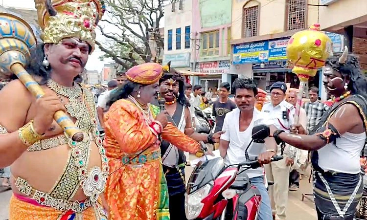 Gadag: ಹೆಲ್ಮೆಟ್ ಧರಿಸದ ಬೈಕ್ ಸವಾರರಿಗೆ ಯಮಧರ್ಮನಾದ ಗದಗ ಪೊಲೀಸರು..!