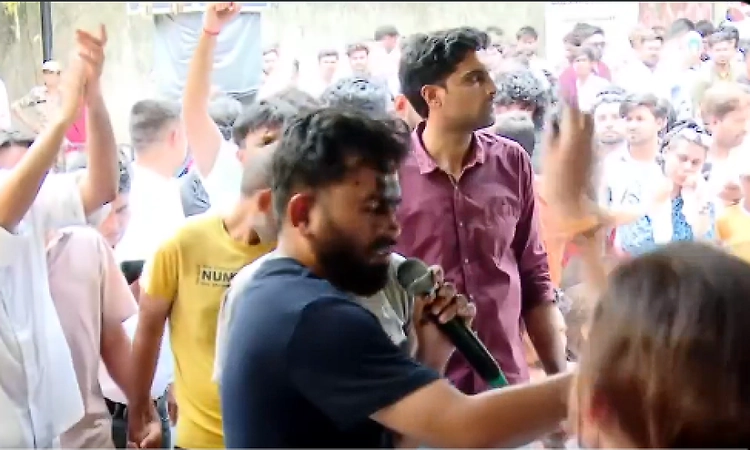 Woman hurls ink-like liquid at CJP founder Abhijeet Dipke at Jantar Mantar