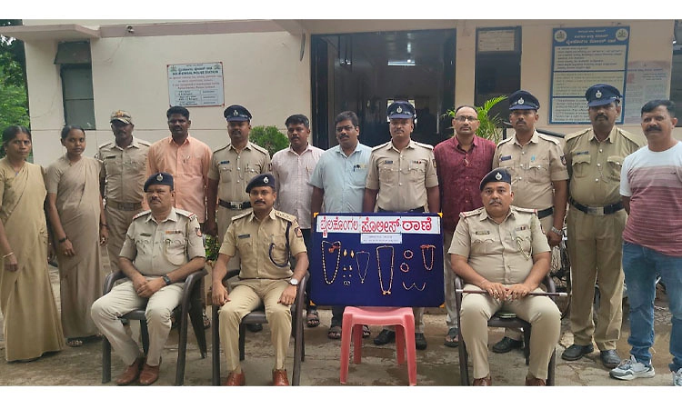 Bailhongal: ಹಾಡಹಗಲೇ ಮನೆಗೆ ನುಗ್ಗಿ ಲಕ್ಷ ರೂ. ಮೌಲ್ಯದ ಚಿನ್ನಾಭರಣ ಕಳ್ಳತನ: ಆರೋಪಿ ಬಂಧನ