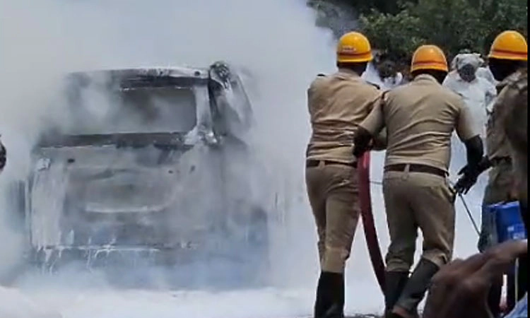 Vijayapura: ಆಕಸ್ಮಿಕ ಬೆಂಕಿ: ಸ್ಕಾರ್ಪಿಯೋ ಕಾರು ಸುಟ್ಟು ಭಸ್ಮ