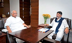 ಶೀಘ್ರ ಸಂಪುಟ ವಿಸ್ತರಿಸಿ, ಇಲ್ಲದಿದ್ದರೆ ತುಂಬ ಕಷ್ಟ: ಖರ್ಗೆಗೆ ಡಿಕೆಶಿ
