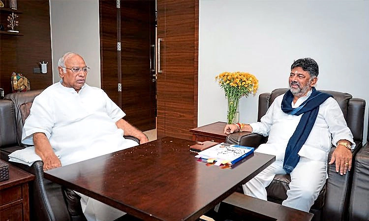 ಶೀಘ್ರ ಸಂಪುಟ ವಿಸ್ತರಿಸಿ, ಇಲ್ಲದಿದ್ದರೆ ತುಂಬ ಕಷ್ಟ: ಖರ್ಗೆಗೆ ಡಿಕೆಶಿ