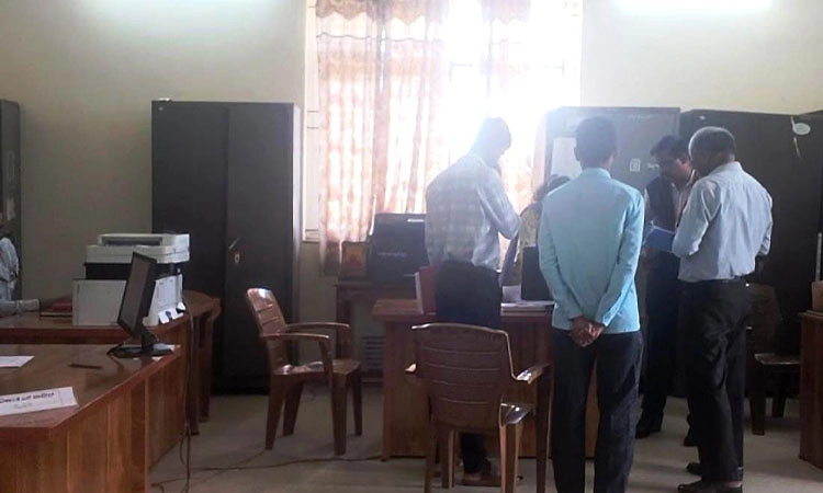 ತಾಲೂಕು ತಹಸೀಲ್ದಾರ್ ಕಚೇರಿಗೆ ಲೋಕಾಯುಕ್ತ ಅಧಿಕಾರಿಗಳ ದಿಢೀರ್ ಭೇಟಿ, ಕಡತಗಳ ಪರಿಶೀಲನೆ