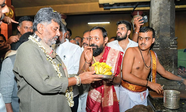 Cabinet meeting: Kadri Manjunath temple visit by CM, minister Khader accompanies him