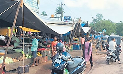ರಾಜ್ಯ ಹೆದ್ದಾರಿಯಲ್ಲೇ ಗೋಳಿಯಂಗಡಿ ಸಂತೆ