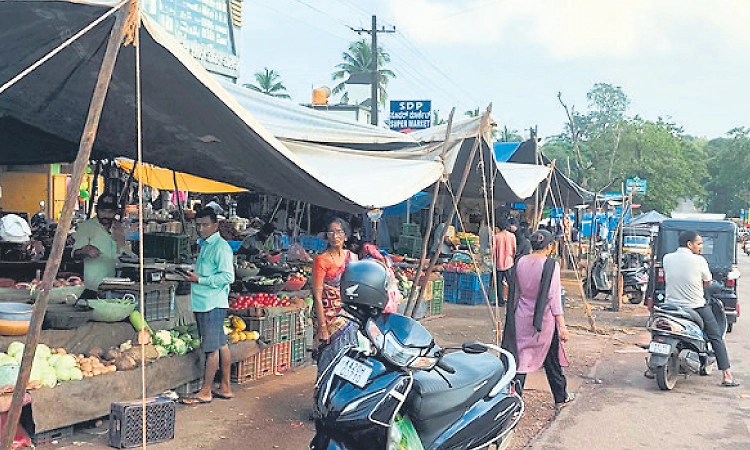ರಾಜ್ಯ ಹೆದ್ದಾರಿಯಲ್ಲೇ ಗೋಳಿಯಂಗಡಿ ಸಂತೆ