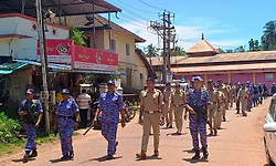 ಭಟ್ಕಳ: ಸಾರ್ವಜನಿಕ ಗಣೇಶ ವಿಸರ್ಜನೆ ಹಿನ್ನೆಲೆ ಭದ್ರತೆ ಹೆಚ್ಚಳ, ಪೊಲೀಸರಿಂದ ಪಥ ಸಂಚಲನ