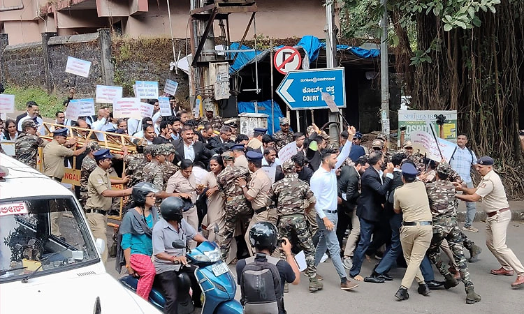 ಮಂಗಳೂರಿನಲ್ಲಿ ಕ್ಯಾಬಿನೆಟ್ ಮೀಟಿಂಗ್: ಬೇಡಿಕೆಗಳಿಗಾಗಿ ವಿವಿಧ ಸಂಘಟನೆಗಳ ಪ್ರತಿಭಟನೆ