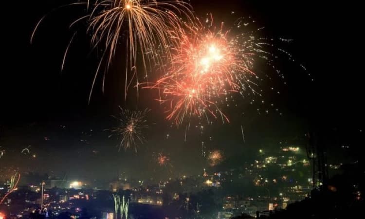 Delhi's air quality worsens on Diwali evening as 24 stations slip into red zone