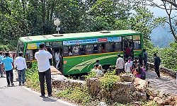 Hebri: KSRTC bus gets stuck at Agumbe Ghat after failing to negotiate a turn