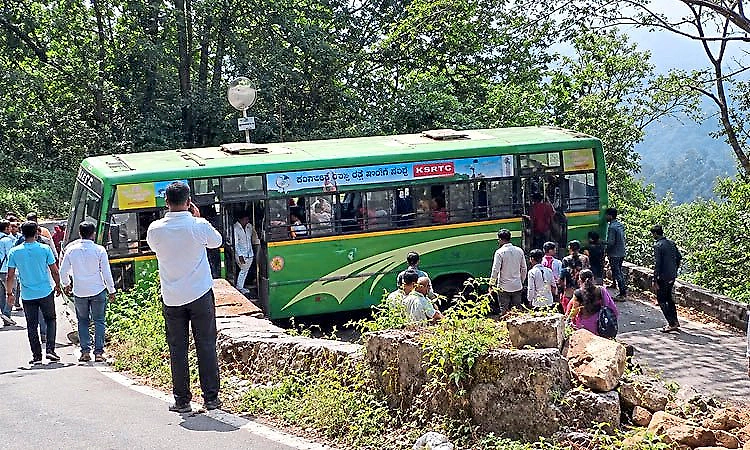 Hebri: KSRTC bus gets stuck at Agumbe Ghat after failing to negotiate a turn