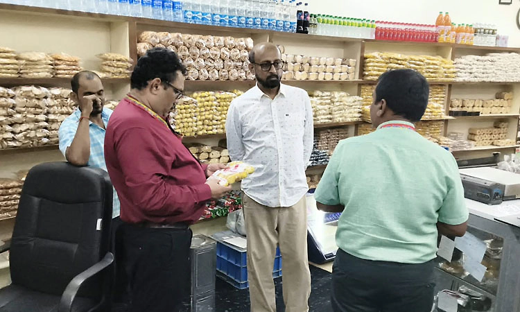 Mangaluru: ಬೇಕರಿ ತಿಂಡಿಗಳ ರಿಪ್ಯಾಕ್ ಮಾಡಿ ಮಾರಾಟ: ಆಹಾರ ಸುರಕ್ಷತಾ ಅಧಿಕಾರಿಗಳ ದಾಳಿ