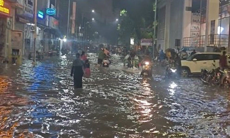ಚೆನ್ನೈನಲ್ಲಿ ಮೇಘಸ್ಫೋಟ?: ಒಂದೇ ರಾತ್ರಿ ಜಲಾವೃತವಾದ ನಗರ, ಮತ್ತಷ್ಟು ಮಳೆ ಮುನ್ಸೂಚನೆ! 