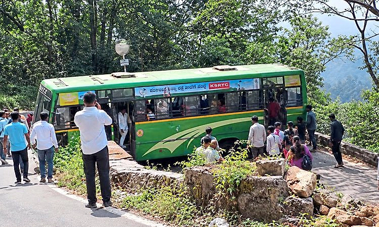 Hebri: ಆಗುಂಬೆ ಘಾಟಿಯಲ್ಲಿ ತಿರುವು ಪಡೆಯಲಾಗದೆ ಸಿಲುಕಿದ ಕೆಎಸ್‌ಆರ್‌ಟಿಸಿ ಬಸ್