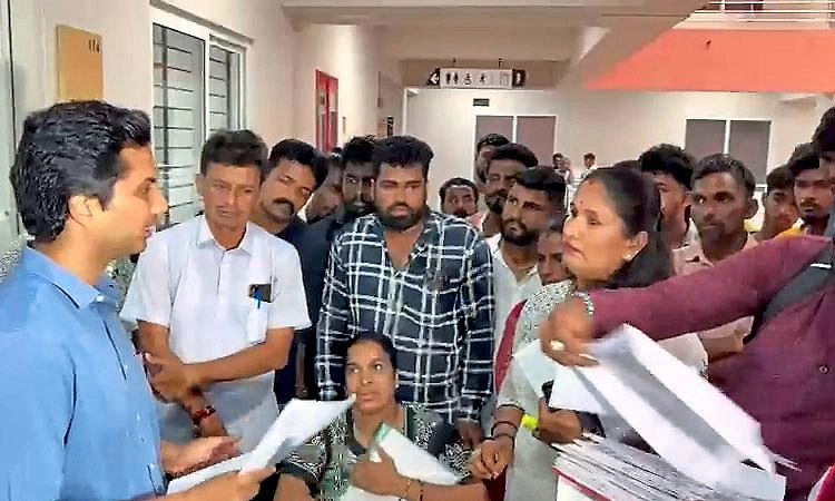 Mangaluru; ಮನೆ ಮೇಲೆ ಗುಡ್ಡ ಕುಸಿತ: ಪರಿಹಾರಕ್ಕೆ ಡಿಸಿಗೆ ಮನವಿ ನೀಡಿದ ಸಂತ್ರಸ್ತೆ