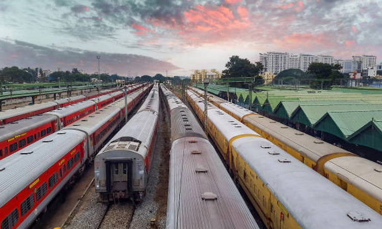 Youngsters booked for stopping long distance train to shoot reels in Kannur