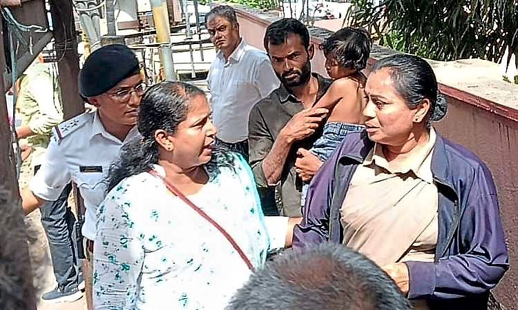 Shivamogga: Thief snatches mangalsutra from woman constable on duty during protest