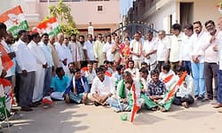 Koppal: ಬಿಜೆಪಿ ಕಚೇರಿಗೆ ಕಾಂಗ್ರೆಸ್ ಮುಖಂಡರು, ಕಾರ್ಯಕರ್ತರಿಂದ ಮುತ್ತಿಗೆ