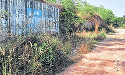 Puttur: ಎಪಿಎಂಸಿ ದ್ವಿಪಥ ರಸ್ತೆ ಇನ್ನೂ ಅಪೂರ್ಣ