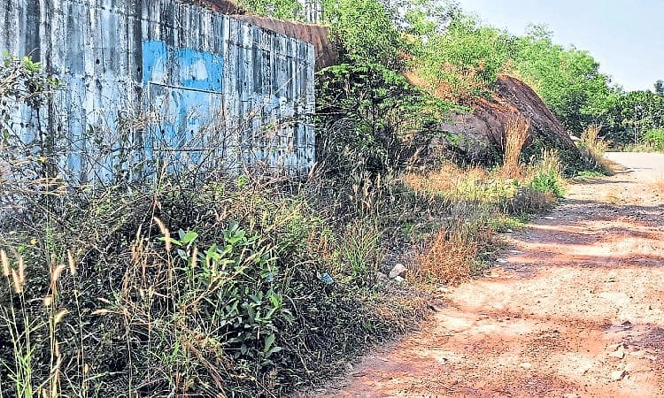 Puttur: ಎಪಿಎಂಸಿ ದ್ವಿಪಥ ರಸ್ತೆ ಇನ್ನೂ ಅಪೂರ್ಣ