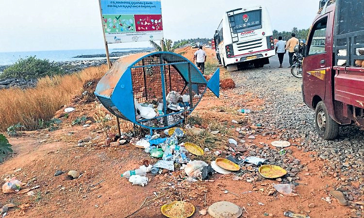 Uppunda: ಸ್ವಚ್ಛತೆ ಇಲ್ಲದೆ ಸೊರಗಿದ ಮರವಂತೆ ಬೀಚ್‌ ತಂಗುದಾಣ