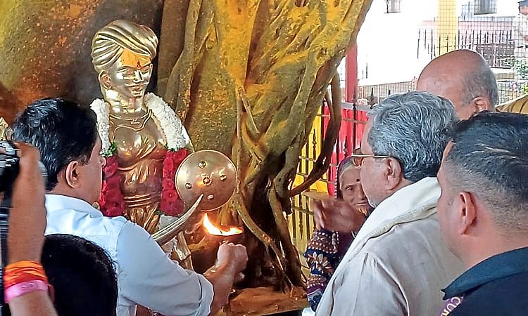 Nandagada: ರಾಯಣ್ಣನ ಸಮಾಧಿ ಸ್ಥಳದಲ್ಲಿ ಹಣೆಗೆ ಭಂಡಾರ ಹಚ್ಚಿಕೊಂಡ ಸಿಎಂ‌ ಸಿದ್ದರಾಮಯ್ಯ